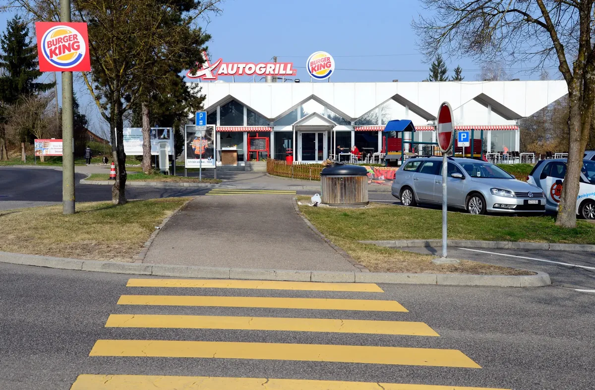 Die Raststätte Forrenberg Nord (im Bild) erreichte Platz 24, ihr Pendant Forrenberg Süd Platz 41. (Archiv) Ein Gebäude, das mit «Autogrill» und «Burger King» angeschrieben ist. Davor sind zwei Autos parkiert.